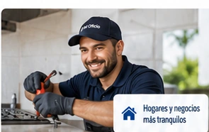 Profesional realizando trabajo de mantenimiento